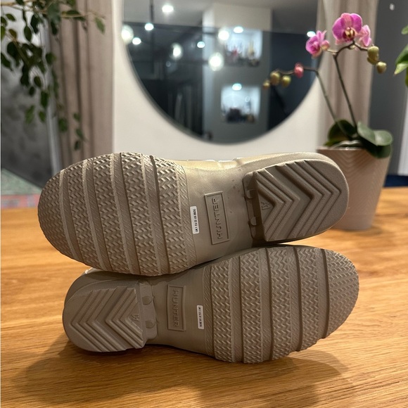 Hunter rain boots in light gold. Brand new! - Picture 4 of 4